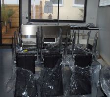 La table et les chaises encore sous film pour tout prot&eacute;ger