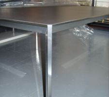 Une vue de plus pret piettement inox poli et revetement en c&eacute;ramique