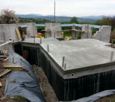 La dalle de l'entrée et garage a été coulée hier. En arrière plan, montée des murs en béton cellulaire et pose des coffrages des volets roulants