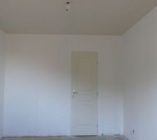 Peinture au plafond de la chambre de couleur sable blanc.
