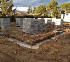 Arriv&eacute;e des parpaings pour le vide sanitaire