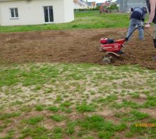 Préparation du terrain pour la pelouse