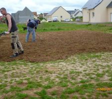 Préparation du terrain pour la pelouse