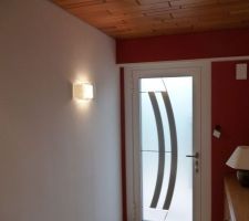 Vue du hall d'entr&eacute;e avec nouvelles peintures et luminaires