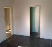 Chambre du bas et au fond la salle de bain