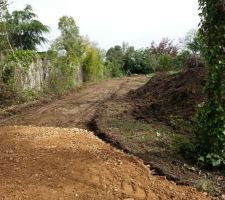 Décapage du chemin d'accès à la maison.