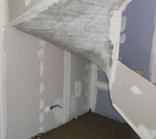 Chape coulée sous l'escalier.