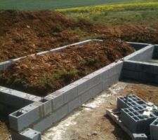 Pose des premiers agglos du garage en pr&eacute;vision de la dalle sur terre plein.