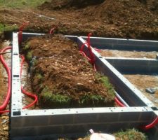 Passage des fourreaux en pr&eacute;vision de l'installation de la pompe &agrave; chaleur 
bi-bloc, alimentation &eacute;lectrique et hydraulique, plancher chauffant,ainsi que des fourreaux pour l'alimentation &eacute;lectrique pour le portail et un futur &eacute;clairage dans le cabanon de jardin.