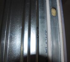 Jonction châssis cloison avec rail et montant pour combler les 4cm