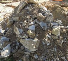 Pour avoir une id&eacute;e de la caillasse qui est sortie des fouilles (blocs de calcaires m&eacute;lang&eacute;s &agrave; de l'argile)