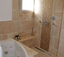 Salle de bain partie baignoire / douche. Il manque la vitre entre la baignoire et la partie douche