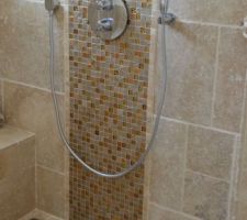 Salle de bain / d&eacute;tail douche, mitigeur encastr&eacute; grohe, caniveau de sol.