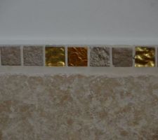 Salle de bain, d&eacute;tail frise mosaiques
