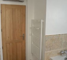 Salle de bain, porte d'entr&eacute;e / radiateurs