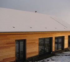 Vue de la maison sous la neige. On voit bien l'isolation tip top du toit !