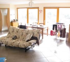 Intérieur ensoleillé de la pièce à vivre.