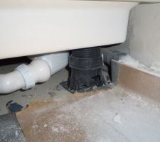 SDB, sous le receveur :
Vérin cassé !!??
Tube PVC d'évacuation eaux usées mal monté ?
