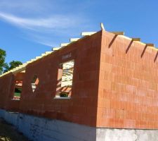 1er jour de travail concernant la charpente... il y a encore &agrave; faire  mais en une journ&eacute;e, &ccedil;a a tout de m&ecirc;me avanc&eacute; consid&eacute;rablement.