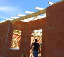 1er jour de travail concernant la charpente... il y a encore &agrave; faire  mais en une journ&eacute;e, &ccedil;a a tout de m&ecirc;me avanc&eacute; consid&eacute;rablement.