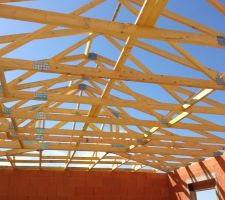 1er jour de travail concernant la charpente... il y a encore &agrave; faire  mais en une journ&eacute;e, &ccedil;a a tout de m&ecirc;me avanc&eacute; consid&eacute;rablement.