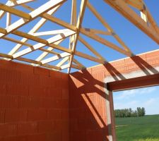 1er jour de travail concernant la charpente... il y a encore &agrave; faire  mais en une journ&eacute;e, &ccedil;a a tout de m&ecirc;me avanc&eacute; consid&eacute;rablement.