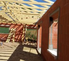 1er jour de travail concernant la charpente... il y a encore &agrave; faire  mais en une journ&eacute;e, &ccedil;a a tout de m&ecirc;me avanc&eacute; consid&eacute;rablement.