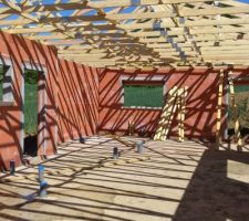 1er jour de travail concernant la charpente... il y a encore &agrave; faire  mais en une journ&eacute;e, &ccedil;a a tout de m&ecirc;me avanc&eacute; consid&eacute;rablement.