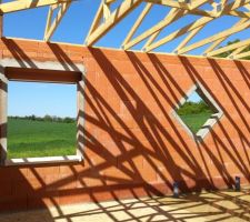 1er jour de travail concernant la charpente... il y a encore &agrave; faire  mais en une journ&eacute;e, &ccedil;a a tout de m&ecirc;me avanc&eacute; consid&eacute;rablement.