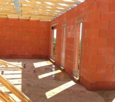 1er jour de travail concernant la charpente... il y a encore &agrave; faire  mais en une journ&eacute;e, &ccedil;a a tout de m&ecirc;me avanc&eacute; consid&eacute;rablement.