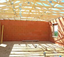 1er jour de travail concernant la charpente... il y a encore &agrave; faire  mais en une journ&eacute;e, &ccedil;a a tout de m&ecirc;me avanc&eacute; consid&eacute;rablement.