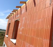 1er jour de travail concernant la charpente... il y a encore &agrave; faire  mais en une journ&eacute;e, &ccedil;a a tout de m&ecirc;me avanc&eacute; consid&eacute;rablement.