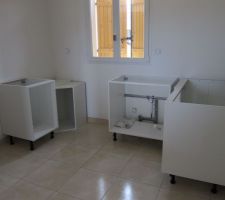 D&eacute;but de l'assemblage des caissons de la cuisine