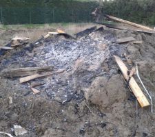 Reste d'un feu de chantier ...