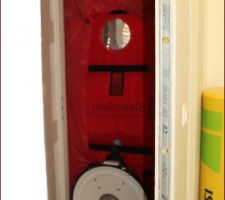 Test d?étanchéité à l'air
La porte du garage est masquée et la maison est mise en dépression par cet appareil.
Il ne reste plus qu'à détecter les fuites avec de la fumée. L?objectif à ne pas dépasser est 0.6m3/h.