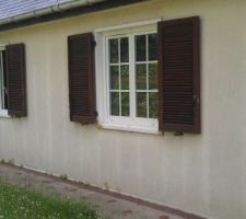 Maison ossature bois cr&eacute;pis &agrave; nettoyer et repeindre