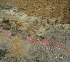 On voit clairement des fils