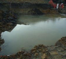 Terrain innond&eacute; en attente des travaux pour d&eacute;placer les tuyaux