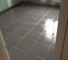 Salle de bain le carrelage est termin&eacute;, il manque les plinthe &agrave; voir...