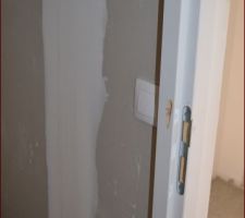 Trou dans le cadre de porte wc il y en a un plus haut