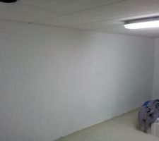 1ère couche de peinture dans les pièces de la cave