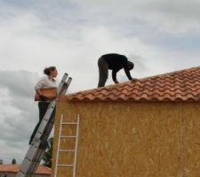 Découpage des tuiles de l'arêtier.