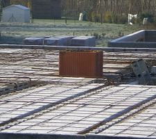 Mise en place des hourdis de la dalle &eacute;tage, le plancher est fini mais les macons ne peuvent pas couler la dalle pour cause d'intemp&eacute;ries (-1 &agrave;-8&deg;).Esp&eacute;rons que cela ne va pas durer!!