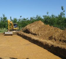 Le terrassement du terrain (11500m2 couvert de petits ch&ecirc;nes !)  Nous &eacute;tions tr&egrave;s excit&eacute;s ce jour l&agrave; !