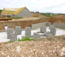 Premiers rangs de parpaings du sous-sol apr&egrave;s coulage de la dalle (2 semaines de s&eacute;chage...)