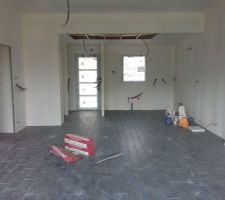 Vue d'ensemble du carrelage... de la mauvaise couleur... de notre maison.
A l'origine, il devait être blanc...