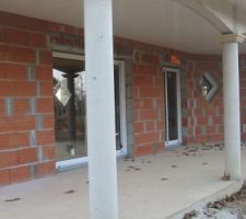 Une vue côté terrasse avec les arcades et le lambris pvc