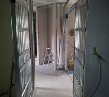 Couloir espace nuit, au bout dressing prévu avec miroir