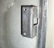 G&acirc;che d'une de portes de r&eacute;cup' avant primaire