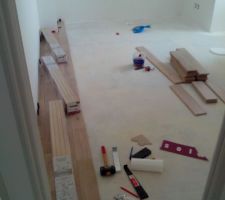 Pose du parquet massif solid L Chene vitrifi&eacute; blanchi de chez Merlin pinpin
en pose coll&eacute;